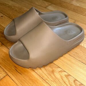 Used Yeezy Slides “Earth Brown”